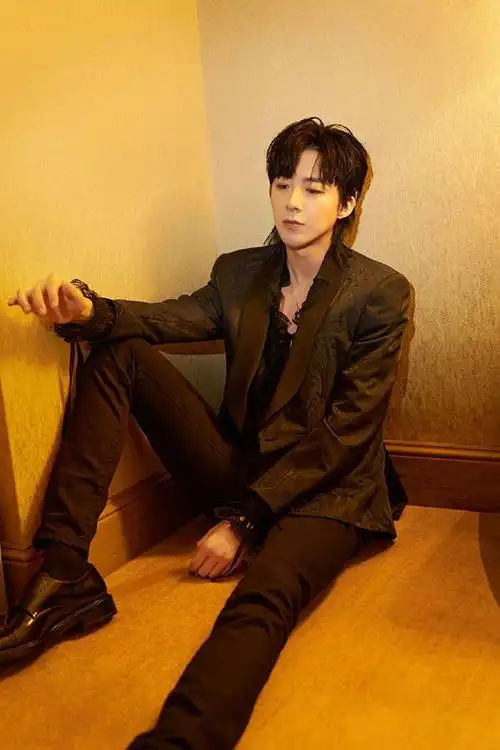 刘宇宁晒自拍称又省一笔帅气幽默再次圈粉