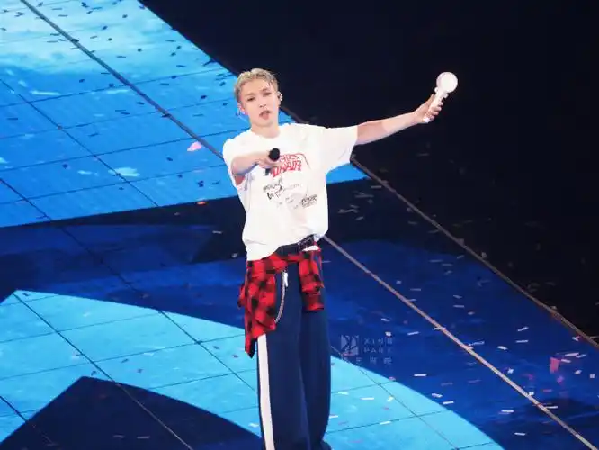 13北京站挥舞着应援棒的"大珍珠"甜甜的00@张艺兴#张艺兴2023大航海