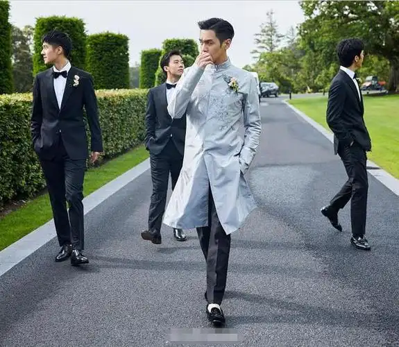 与伴郎团一同现身的张若昀太过抢眼,蹬着三轮车依然俊逸非凡,果然男神