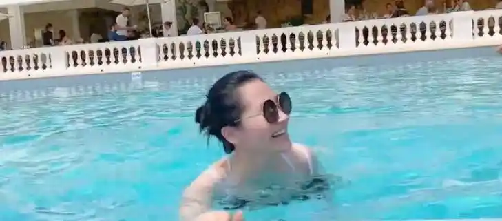 51岁许晴游泳视频曝光!