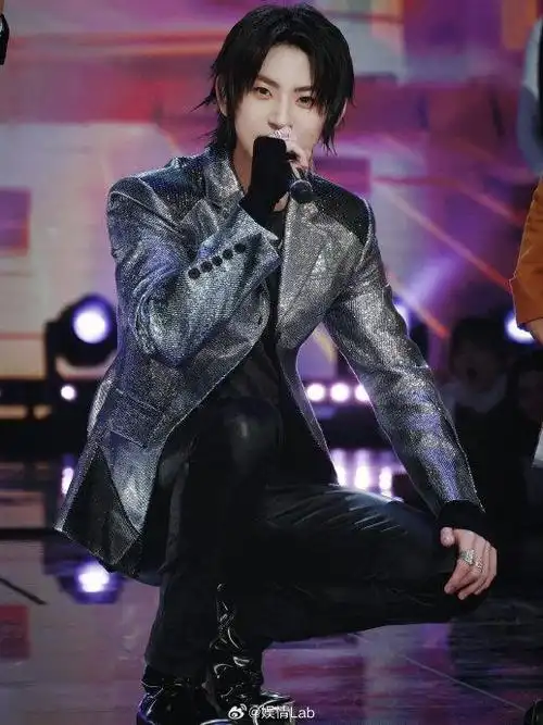 小鬼-王琳凯 《说唱梦工厂》上班路透96一身彩虹豹纹毛衣松弛感