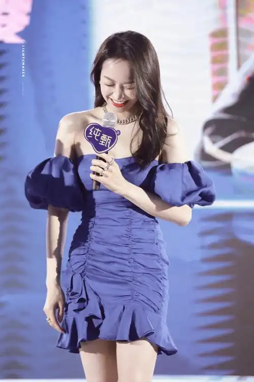 宋茜跪在地上和粉丝合影