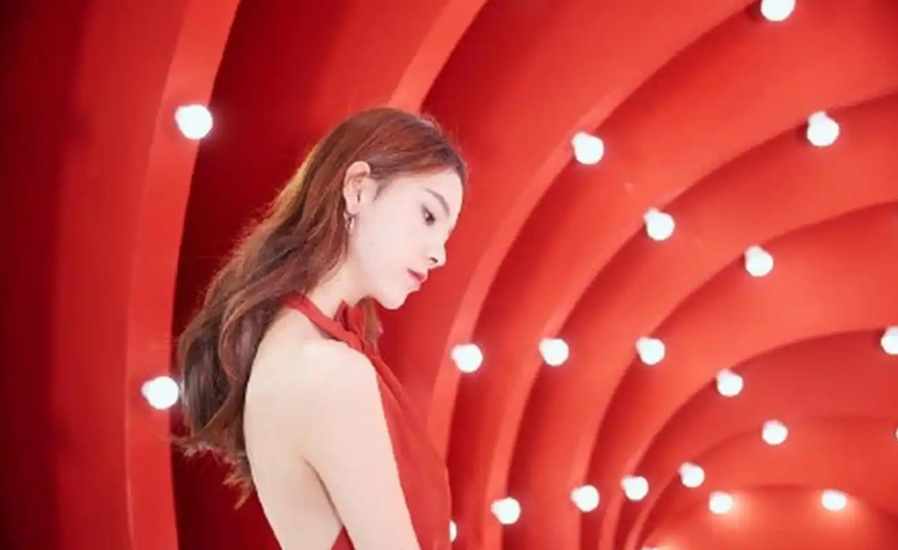 猜你喜欢 3 / 6 近日,90后小花陈瑶一组红色长裙照曝光,照片中,她红裙