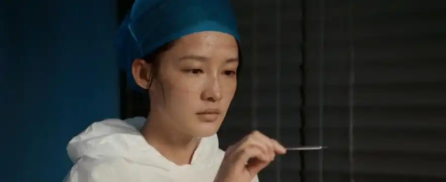 此次病情被确定为传染性疾病,佟晓梅(李沁 饰)留在医院继续战斗肖战.