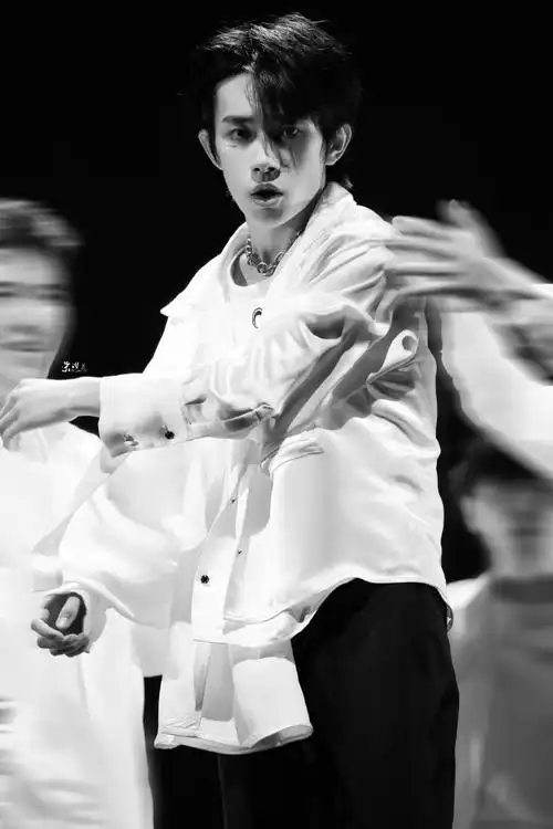 穿衣显瘦罢了回味一下2019玊尔演唱会的易烊千玺#易烊千玺手臂肌肉