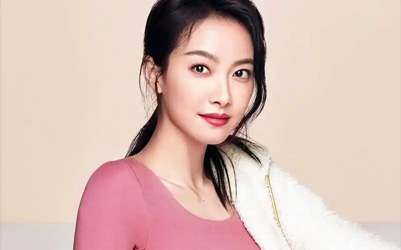 【宋茜】曼妮芬抗引力柔肌衣 广告