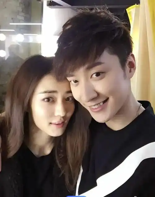 29岁徐璐恋情疑曝光与小5岁吴崇轩逛园区街头搂腰拍照超甜蜜