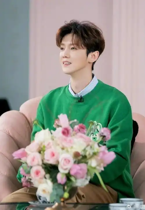 鹿晗绿色毛衣直播造型##鹿晗