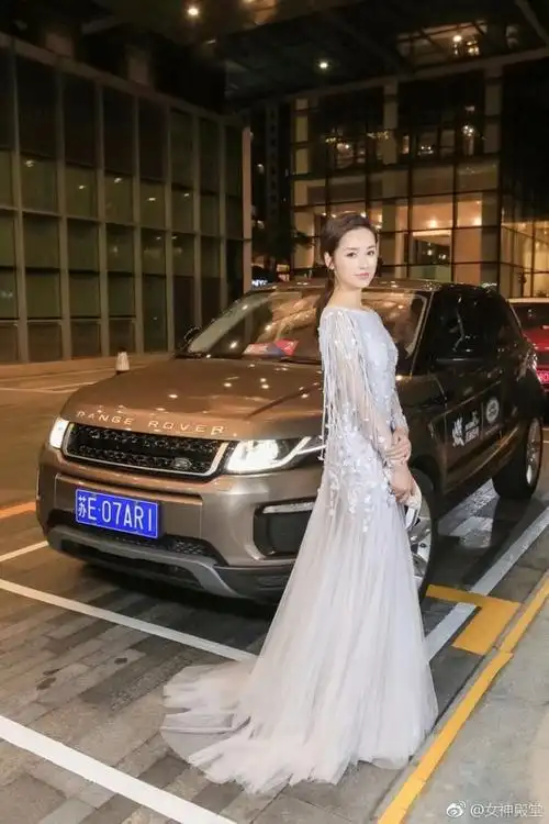 吕一出席某活动,身着白色礼服,简单扎了马尾,配上烈焰红唇,女神范儿