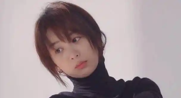 原创杨紫红唇大片出炉利落短发尽显28岁轻熟范跷二郎腿好霸气