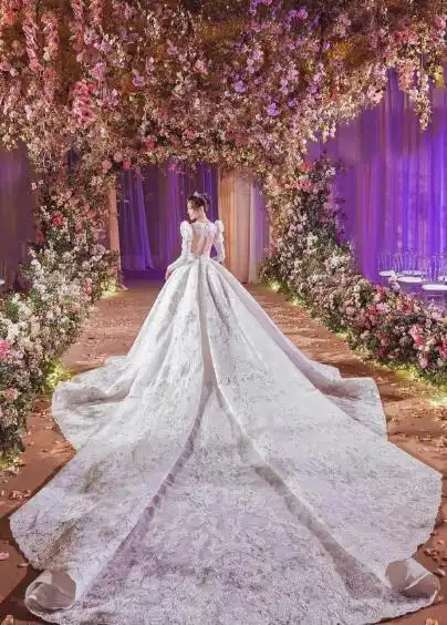 唐嫣婚纱新娘化妆造型 超长裙摆拖地优雅回眸笑容甜蜜