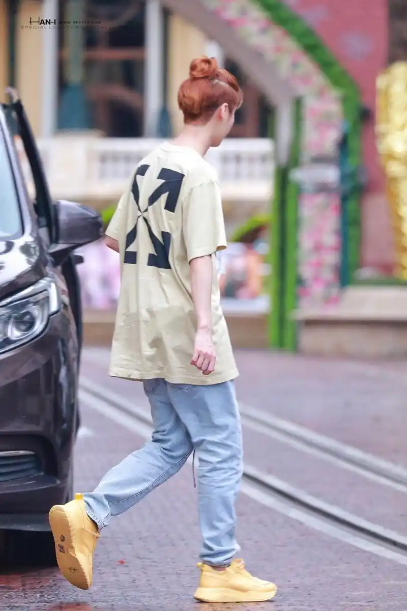 鹿晗小啾啾也太可爱了吧,谁家孩子跑出来了,一身嫩黄色look,也太好看