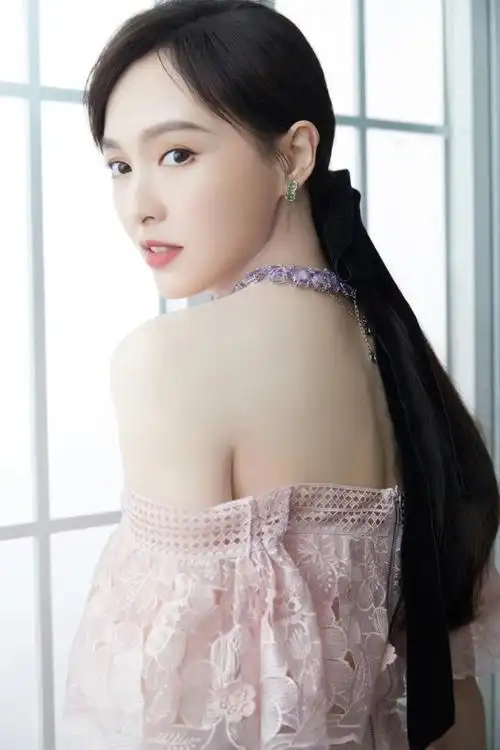 唐嫣真是白到发光穿粉色抹胸裙仍像小姑娘惊艳不输00后