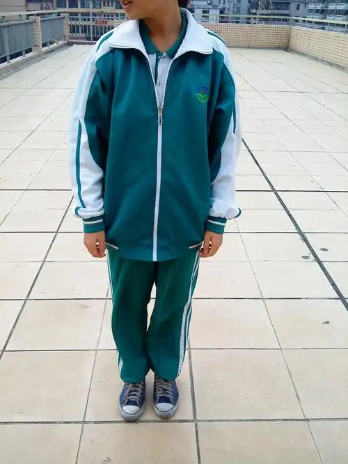 校服已经够丑了,为什么还不能让我们改?