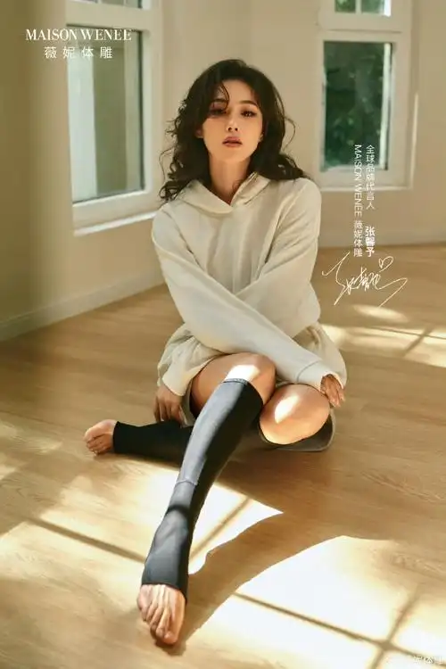 maison wen05e薇妮体雕全球品牌代言人@张馨予开启盛夏之旅,在光影