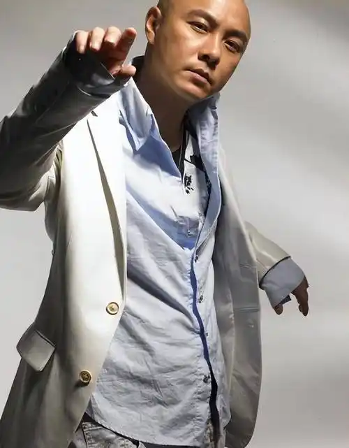 张卫健突发意外!从空中坠地,现场画面曝光_演出_演唱会_保障