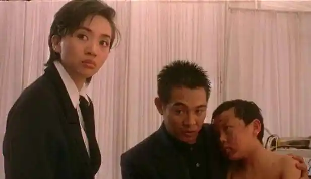 李连杰和梅艳芳拍戏,梅艳芳去跟向华强吐槽:李连杰咋是个哑巴?