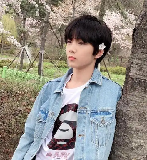 太疯狂!15岁男星被上百名私生围堵狂奔,身旁只有一个保安