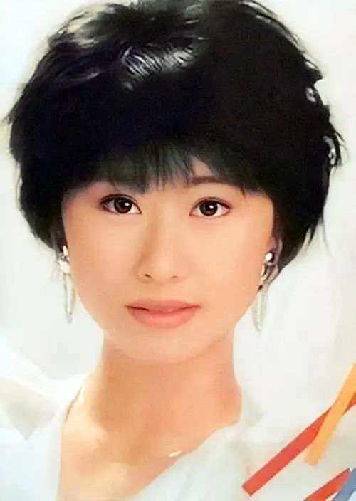 叶倩文个人资料简介及 叶倩文穿吊带唱潇洒走一回-千百号