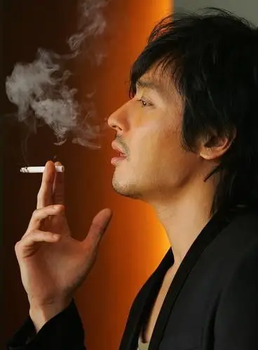 哪个帮我找一张男人吸烟的图片呀!我要做qq头像可以吗?