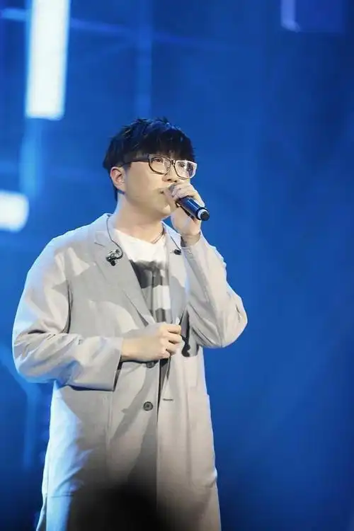 毛不易手伤严重,吃饭上厕所都要助理帮忙,张绍刚老师暖心陪伴