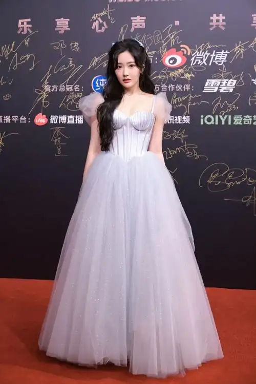 王艺瑾在逃公主风长裙##王艺瑾拍了30张拍立得