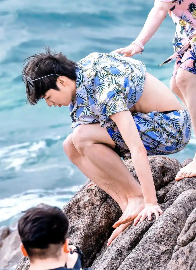 刘耀文终于年满18,腹肌可以一次性看个够啦! 此前刘耀文在录制某综艺