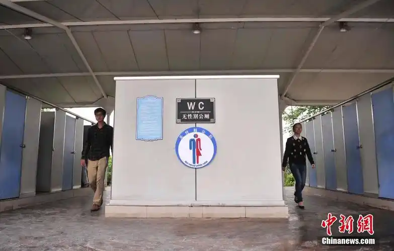 无性别公厕亮相重庆街头