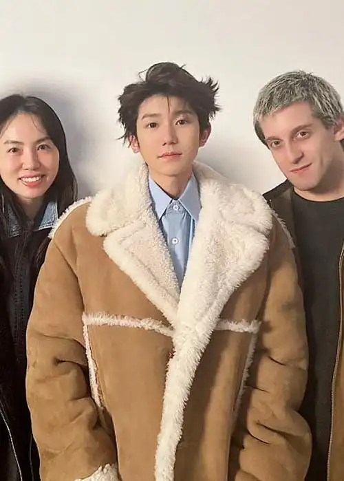 老板晒和王源合照