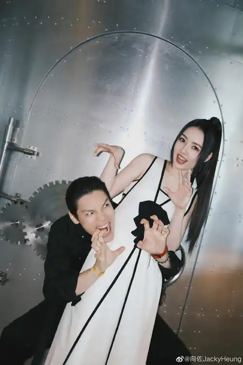 向佐晒合照,还说郭碧婷产后更美了……__财经头条