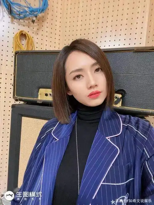 刘惜君晒出个人近照