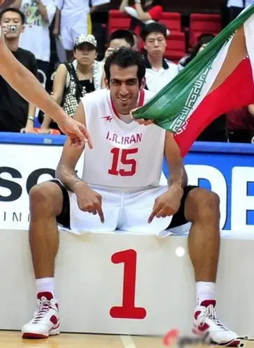 哈达迪:身高2.18米 鞋码:54码据四川俱乐部透露,哈达迪要穿54码的鞋.