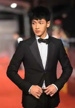 柯震东新冠快筛结果阳性目前已在家隔离