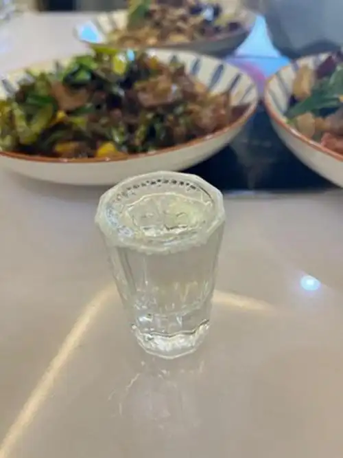 有酒的存在,不仅文人墨客喜欢以酒作诗,朴素的劳动人民也喜欢喝酒解乏