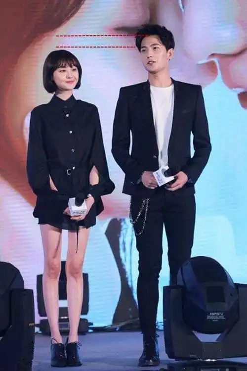 当天爽妹子穿的平底鞋,身高差有是有,就感觉没有12cm那么多