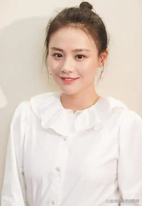 然而,与荧幕上形象截然不同,马思纯在现实生活中展现出了与之相匹配的