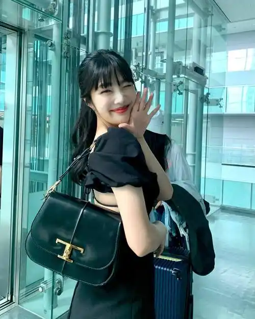 露背迷你短裙redvelvet朴秀荣大胆夏日时尚秀出丰满火辣身材