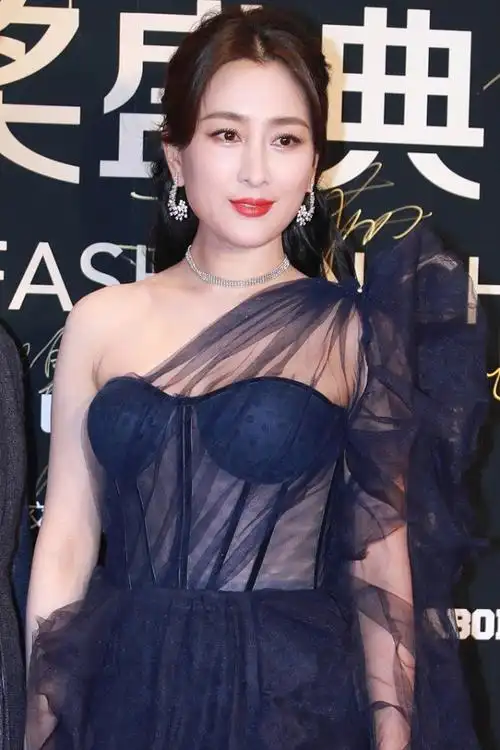 40岁马苏真放得开,穿透视网纱裙秀曼妙身姿,p图遮不住腋下褶皱