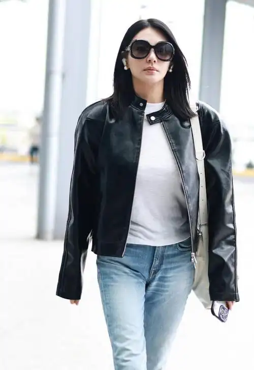 张雨绮亮相机场她这次搭配的很有型看上去像个潇洒的机车女郎