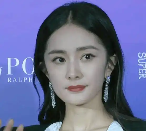 杨幂出席红毯气场全开,无美颜镜头怼脸拍,34岁皮肤状态让人看愣_身材