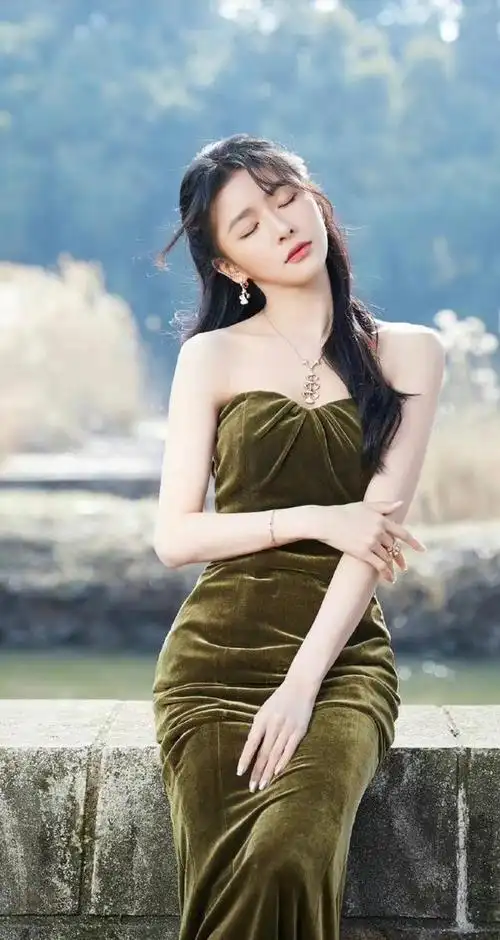 来自马来西亚的女歌手,演员蔡卓宜有着甜美可人容颜,正如她发布的个人