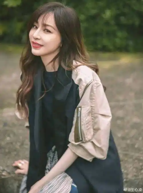 王心凌翻红大秀美腿39岁凸显清纯妩媚