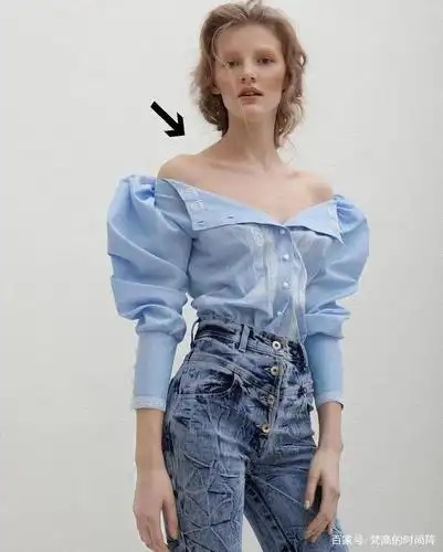 这种裙装在穿搭中能够很好地展示出我们的脖颈曲线,给人一种曲线美和