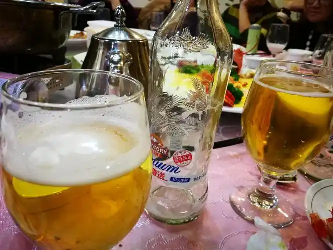 乔迁之喜 好友相聚 赏花喝酒 拍照留念