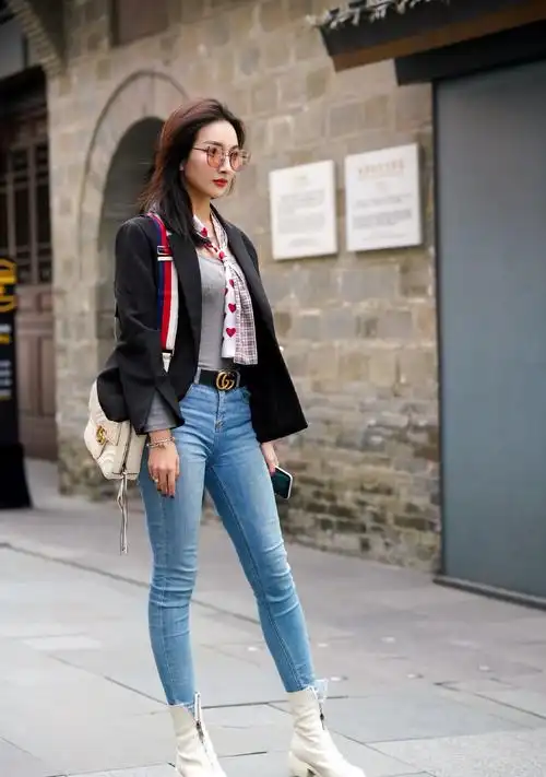 街拍:美女穿上小西装,上演职业ol风,散发出优雅和成熟的气息_高清图集