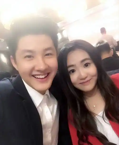 刘纯燕:女儿怀孕已4月,订婚一周年纪念日女儿姑爷正式"领证"_王逸宸