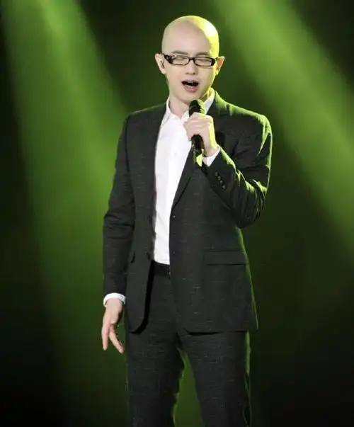 歌手平安:曾是"央视宠儿",5登春晚,隐婚生子,如今怎样了?