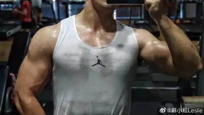 性感清晰的腹肌