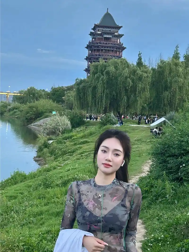 海蓝之谜今年的广告语:"总有人嫌你不够好,也有人觉得你哪儿都 - 抖音