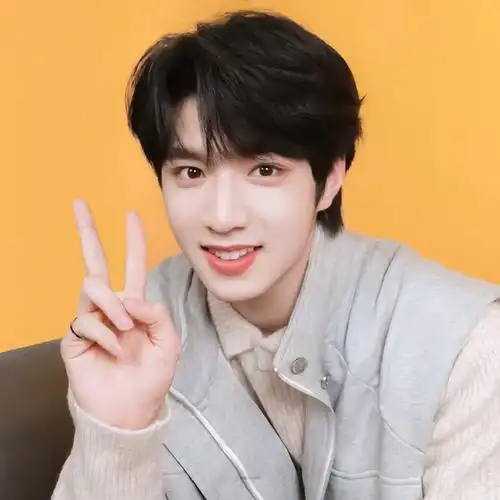 刘耀文嘟嘴比耶照##与刘耀文共赴微博之夜